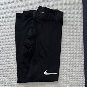Men med Nike pro leggings med